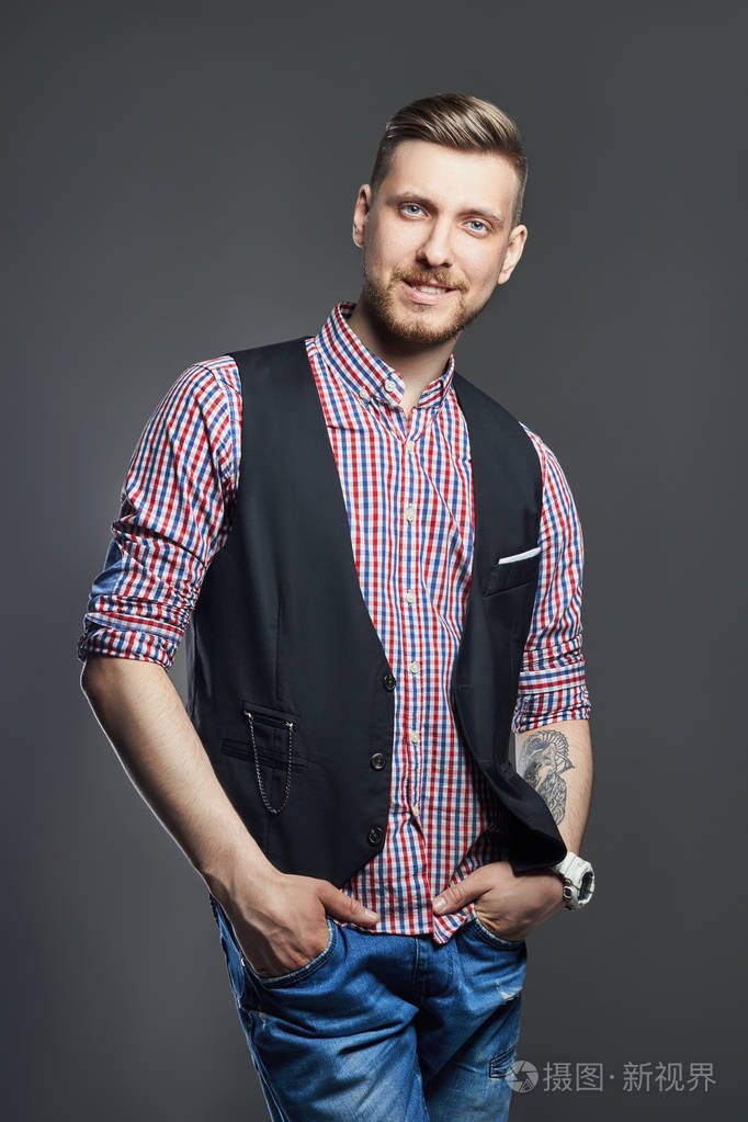 在深色背景上美丽性感的野蛮男人的肖像.