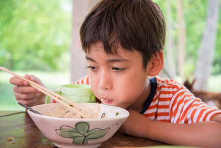 小男孩在餐馆吃面条图片