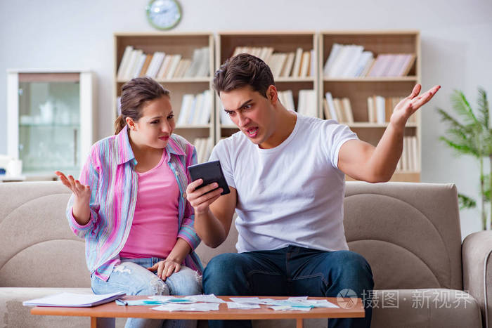 年轻的家庭讨论家庭理财