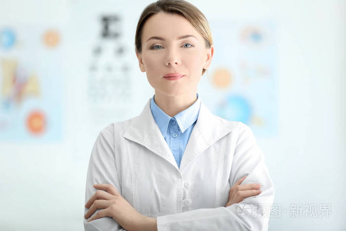 女性眼科医生站在办公室