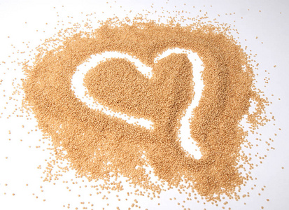 免费的杂草在白色背景上分离出一个心形的苋菜种子照片