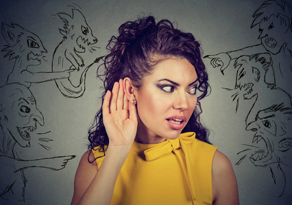 女人握着她的手靠近耳朵,仔细听邪恶的声音照片