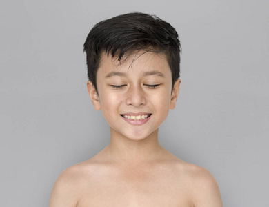 小男孩用赤裸的胸膛图片