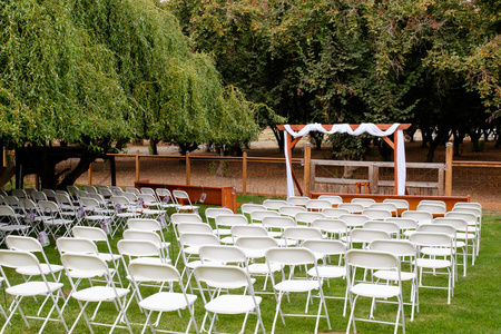 婚礼会场椅子和典礼座位图片
