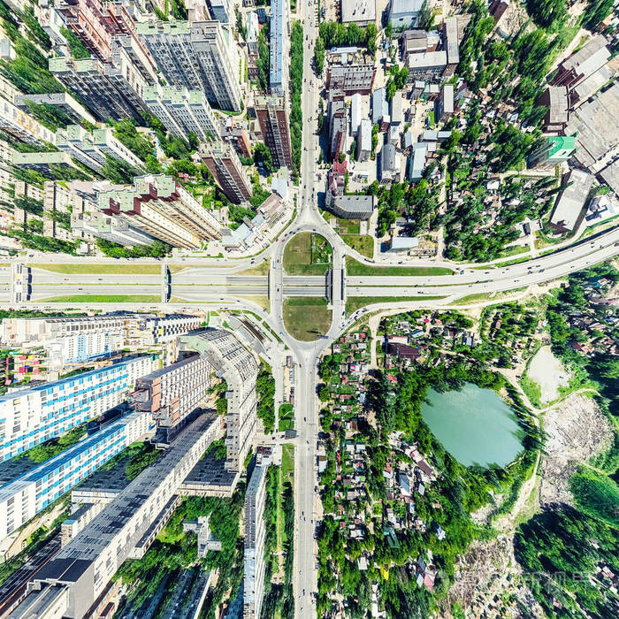 与空中城市景观, 十字路口, 道路, 房屋, 建筑物, 公园及停车场.