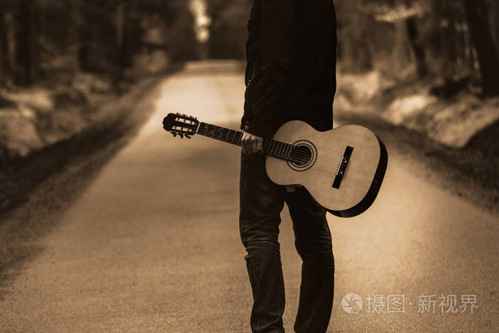 吉他与路径上的人与我国仪器仪表在森林里自由旅行