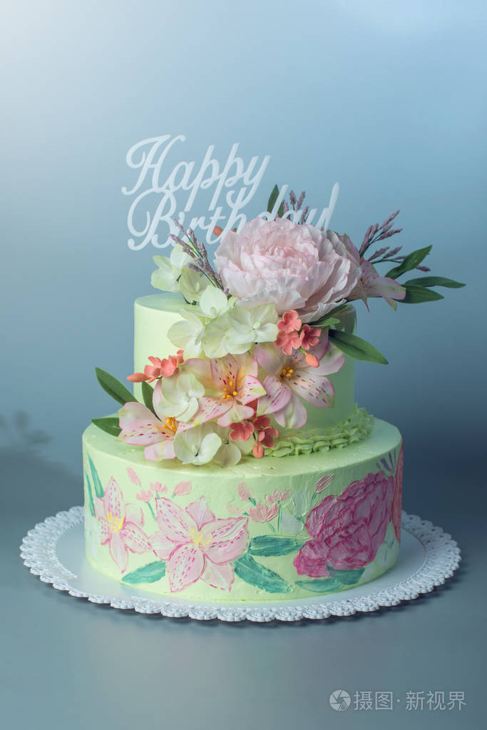 一个美丽的春天两层蛋糕装饰着玫瑰乳香顶部和文本在生日快乐