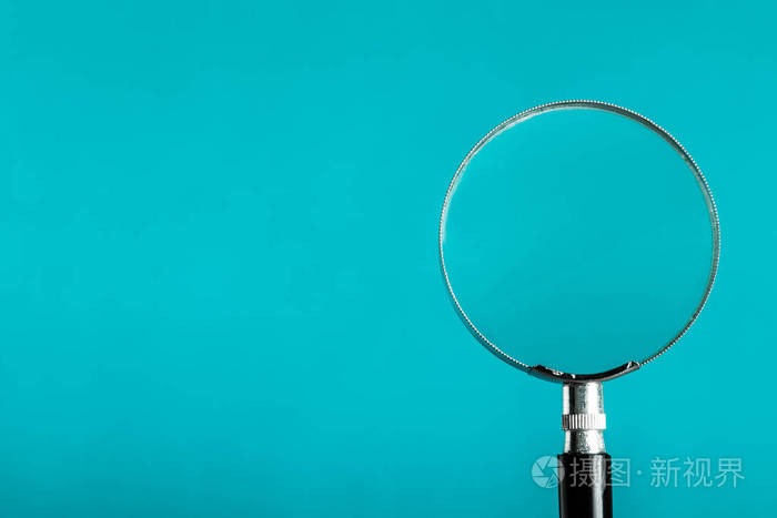 蓝色背景上的放大镜