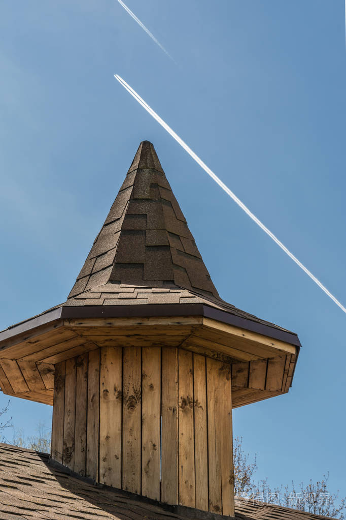 木塔用针对性的八角形屋顶蓝色的天空
