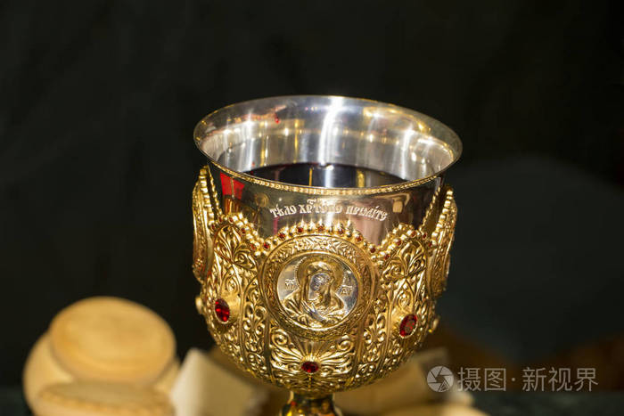 在东正教教堂为圣餐酒的圣杯.镀金