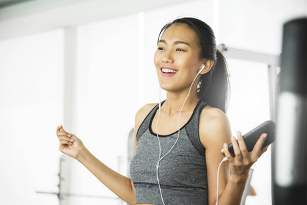 在运动服听音乐放松亚洲女人图片