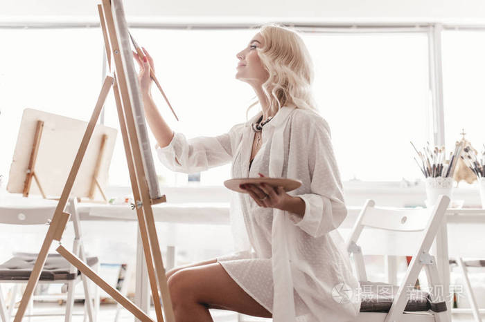 一个女人的架上绘画画一幅画