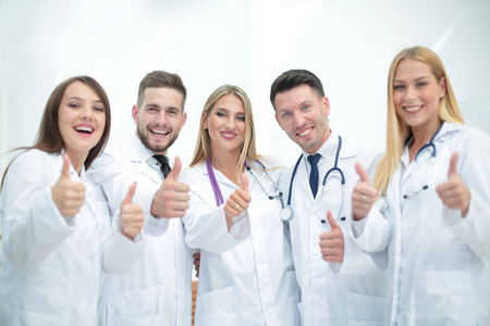 微笑医务人员团队微笑使自拍照和显示 th 的医院的医生团队照片