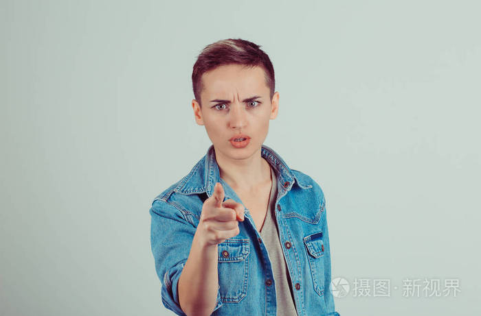 年轻的肖像;不开心;严重的女人手指某人;指责错了什么;错误;孤立的