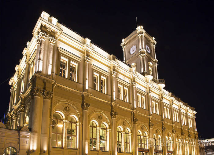 门面历史性建筑的 Leningradsky 火车站 夜   是莫斯科，俄罗斯的 9 个主要铁路站之一