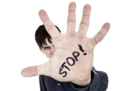 男人拒绝的手势照片