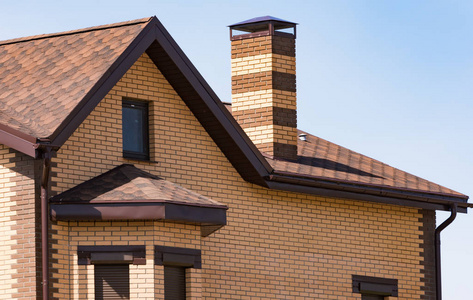 房子有山墙屋顶窗照片