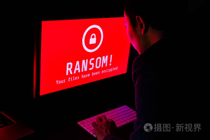 电脑屏幕与勒索攻击加密文件警报在r