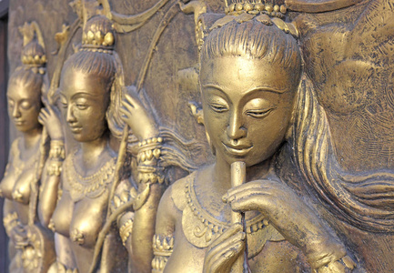 本土文化泰国寺庙墙上的雕塑图片