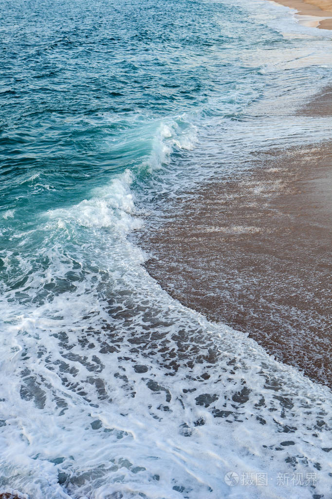 泡沫的波浪的破碎海滩