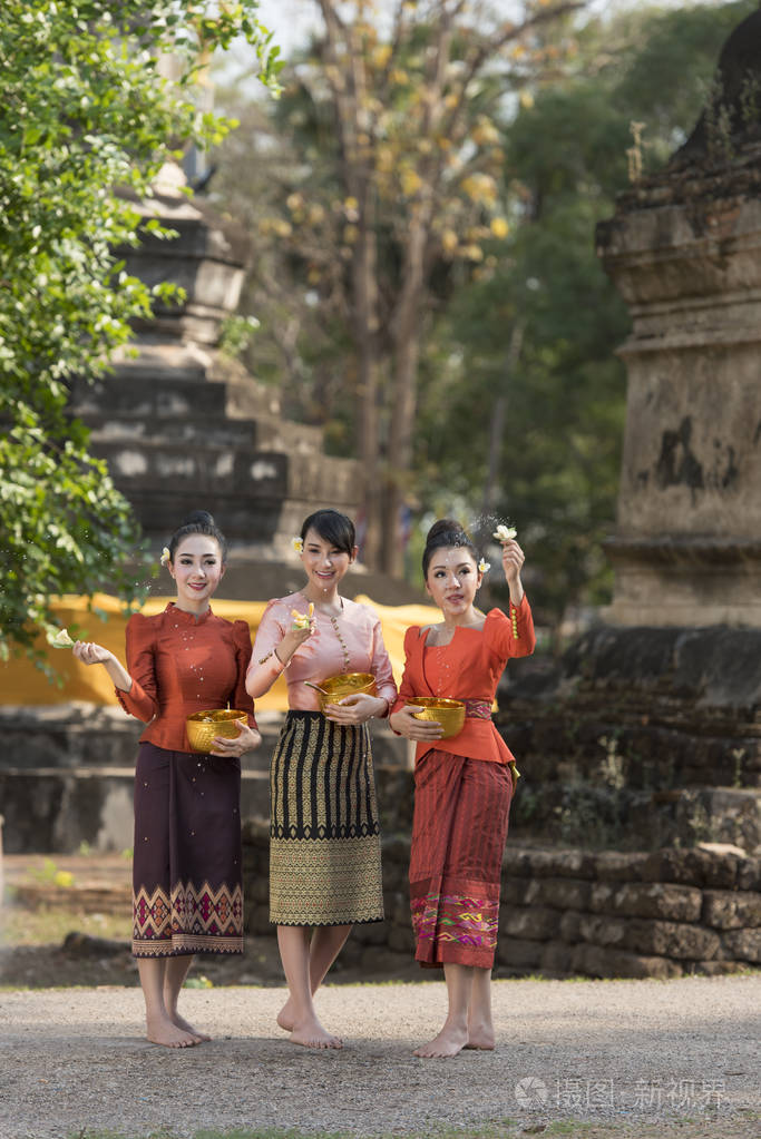 女人穿着老挝传统服饰服装复古风格老挝文化老挝