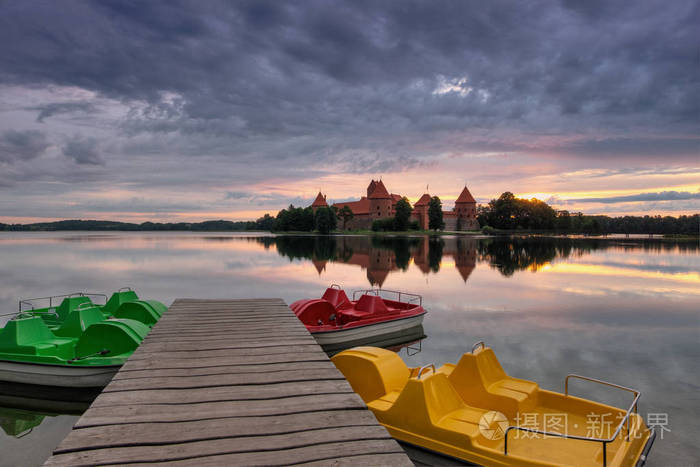 美丽的倒影与阳光的城堡和丰富多彩的水上自行车飞驰火热夏季日出特拉