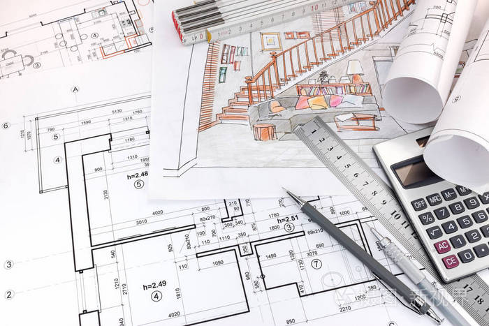 蓝图和手在设计师表上绘制草图的客厅内部和绘图工具