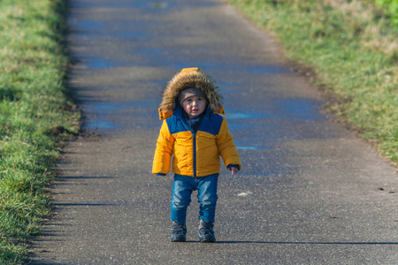 小男孩在一条乡间小道上运行图片