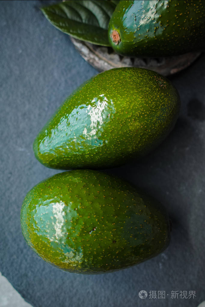 绿色成熟的鳄梨准备吃