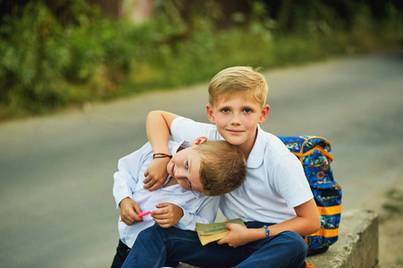 两个男孩小学生放学后玩耍图片
