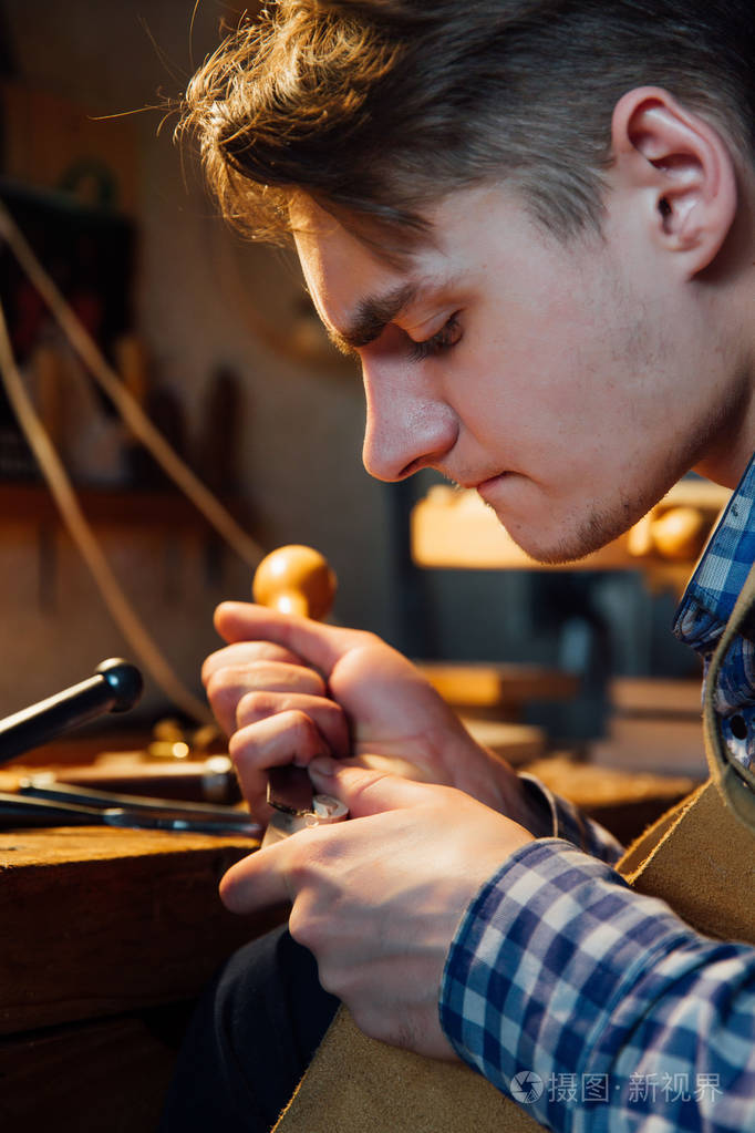 主制琴师琴师对小提琴的创作艰苦的详细的工作的木材