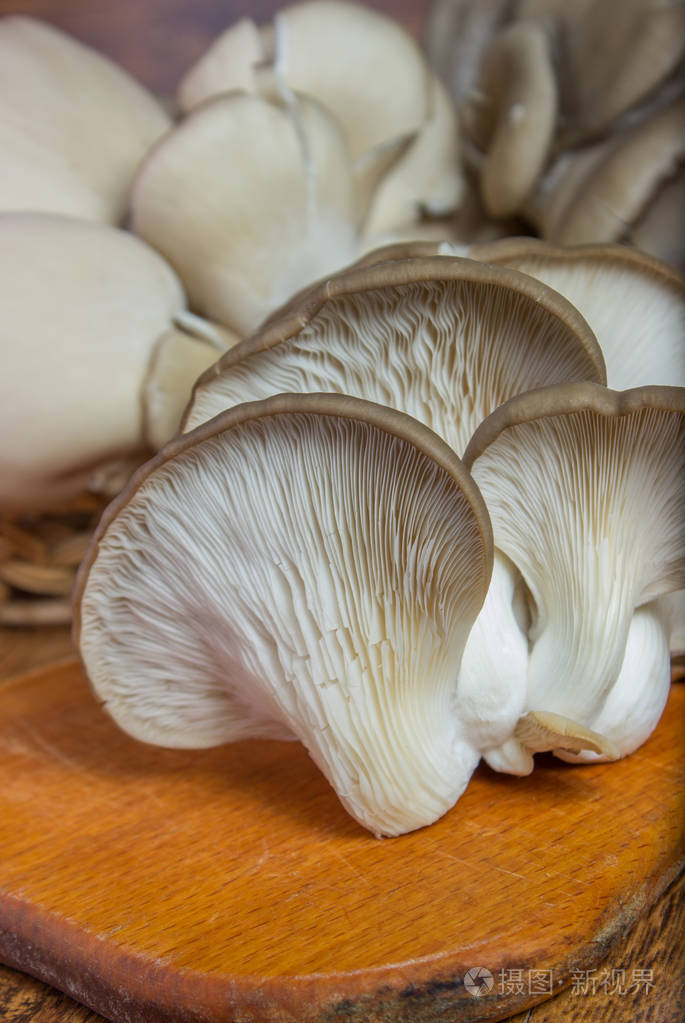 主板上的新鲜牡蛎蘑菇