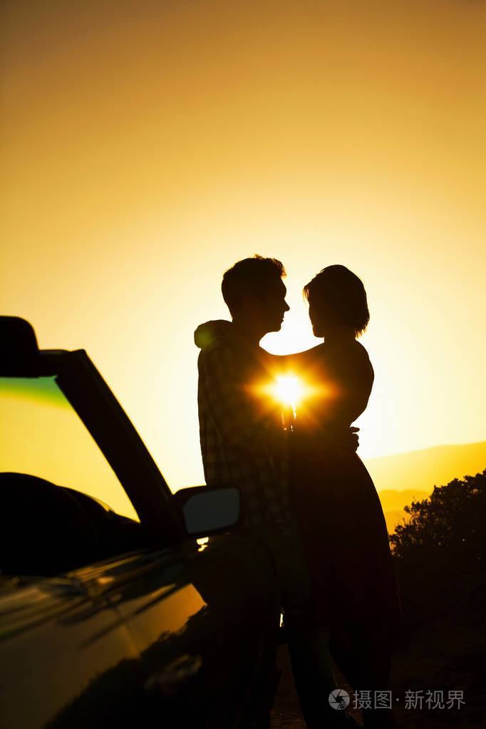 情侣拥抱的剪影