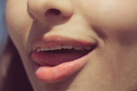 舔舌头声色诱惑弥补上销的红嘴唇的红色袖标的肖像蹒跚学步的小孩舔着