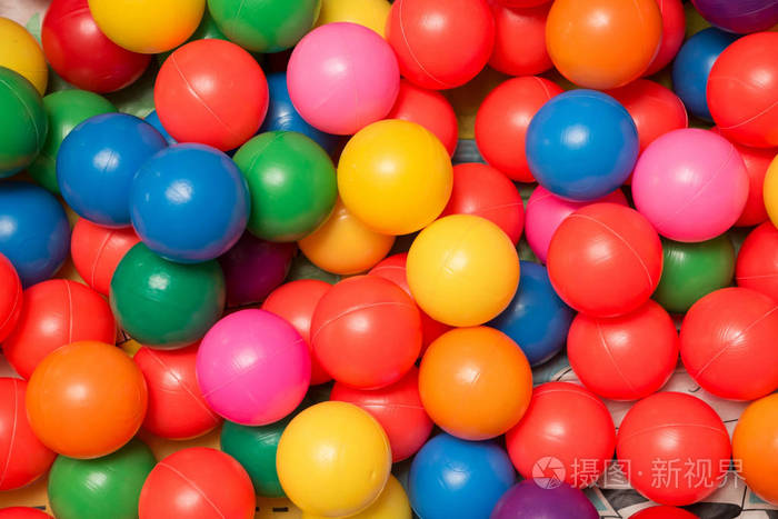 五颜六色的塑料玩具球
