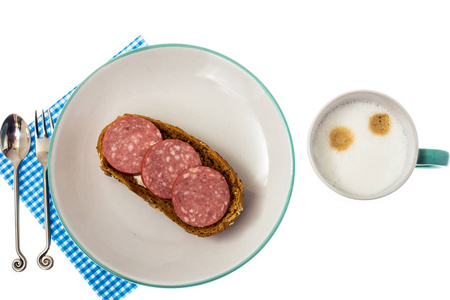 蓝杯和早餐三明治的卡布其诺图片