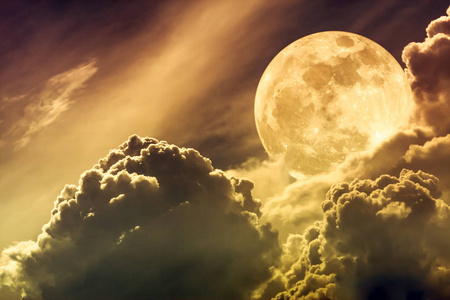 云与皎洁的月亮与闪亮的夜空.棕褐色调照片