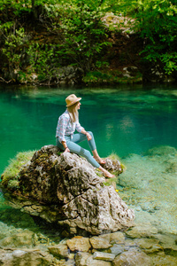 女人放松在山湖景房图片