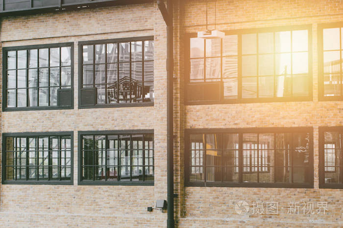 现代工业建筑老式的工业厂房loft风格设计建筑为背景的大窗户