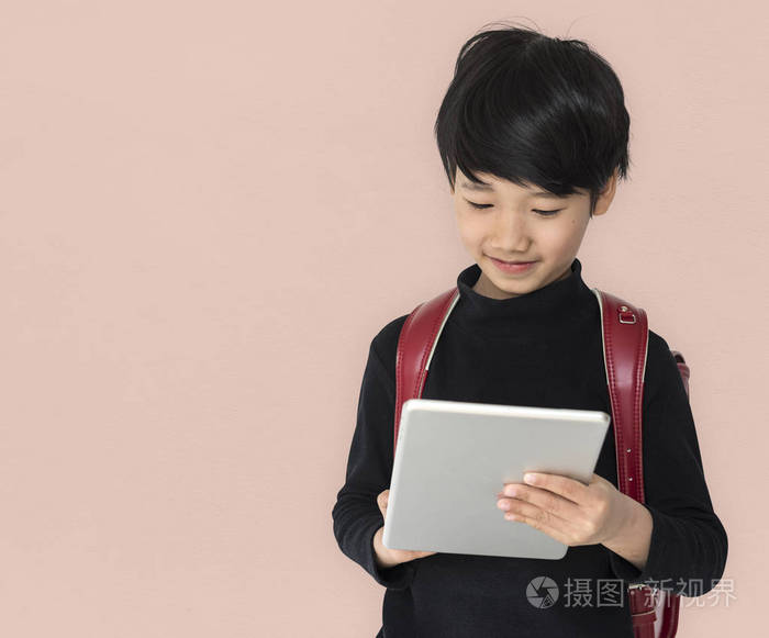 亚洲学校男孩与数字平板电脑