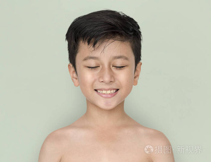 小男孩用赤裸的胸膛