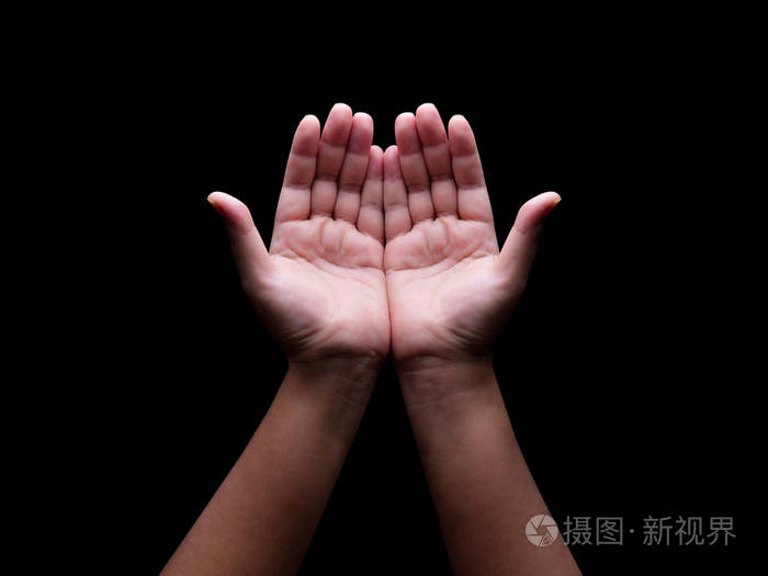 人类的手手势在黑色背景上的很多行动