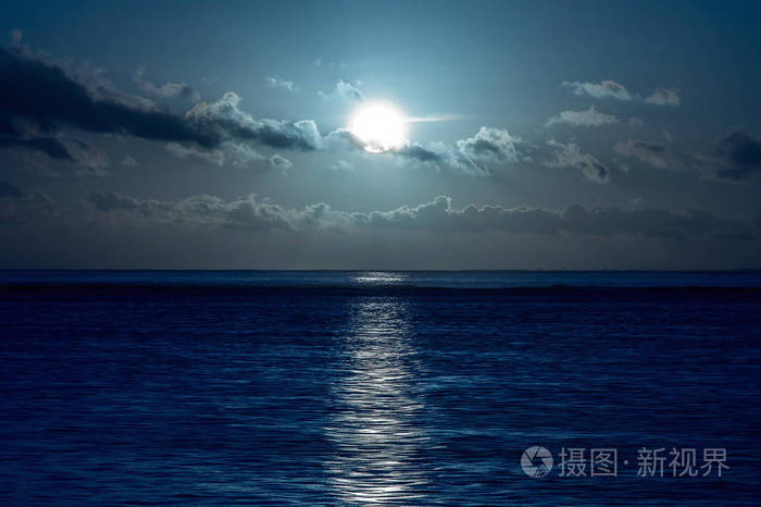 月亮在海面上