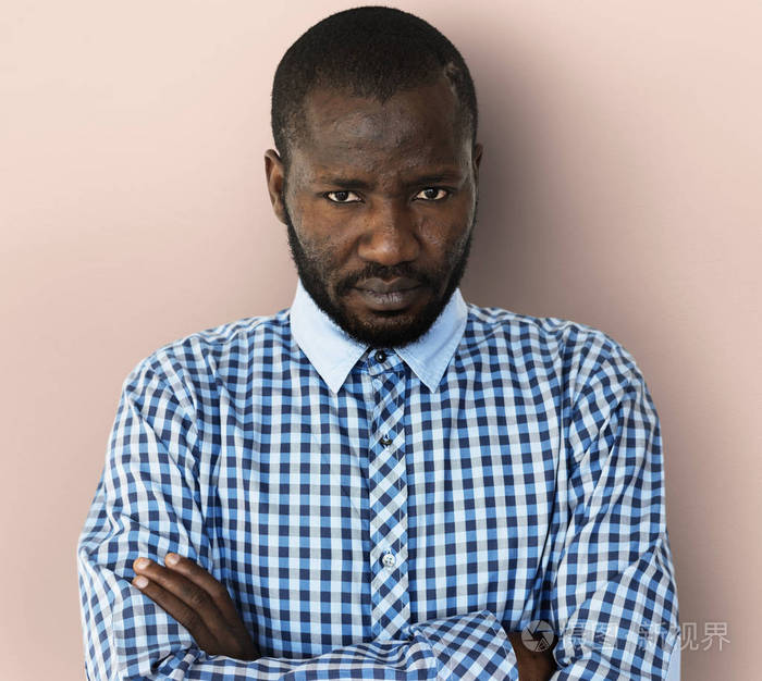 生气的瞪着非洲人