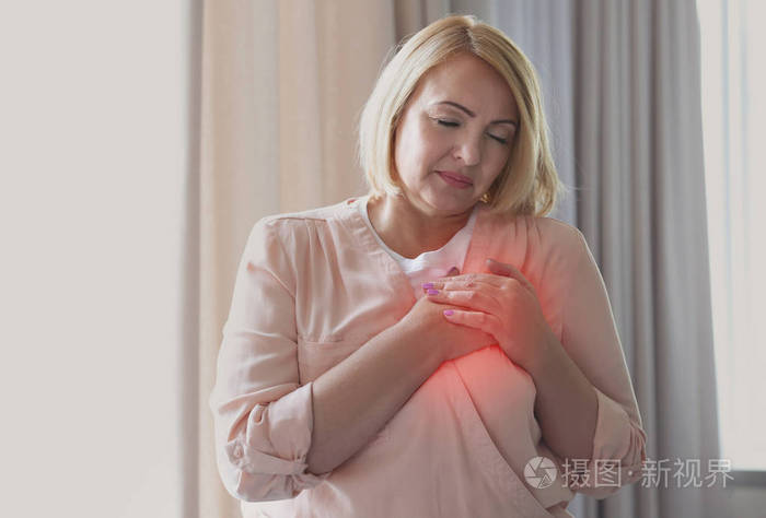 心脏病发作的概念老年女性胸部疼痛的室内