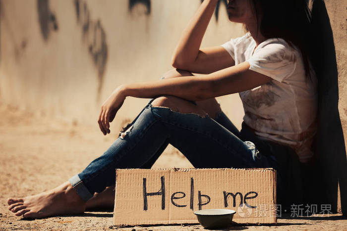 为帮助在大街上乞讨的可怜的女人