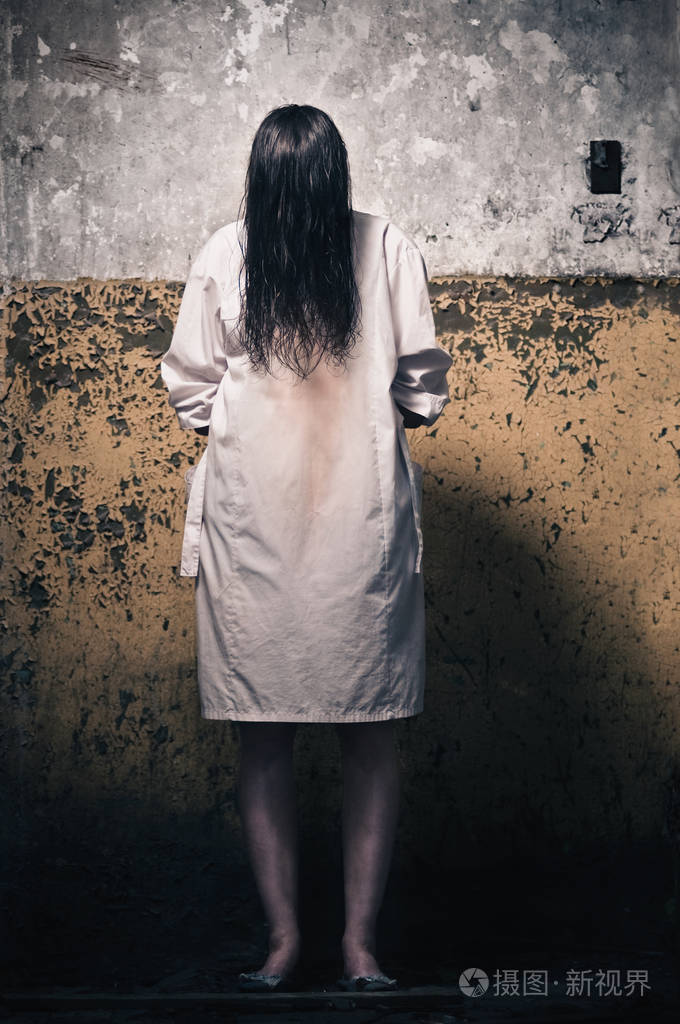 恐怖的场面,与穿着白色大衣的女孩