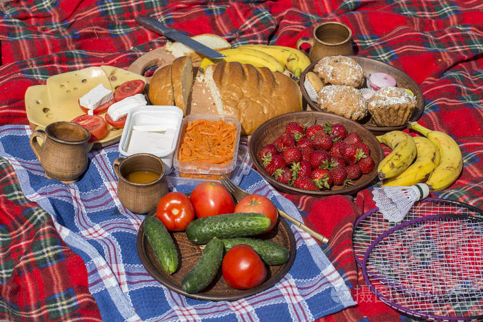 野餐的食物各种躺在毯子上红番茄绿的黄瓜草莓香蕉胡萝卜奶酪面包蛋糕