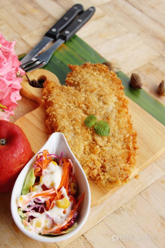 蔬菜沙拉美味煎海鲂鱼