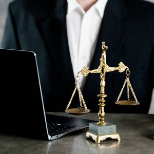 用天平称量律师或法官在办公室里用木槌和天平工作照片